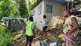 Situado en el Cinturón de Fuego del Pacífico, un cinturón de placas tectónicas y volcanes, Vanuatu se ve sacudido periódicamente por terremotos