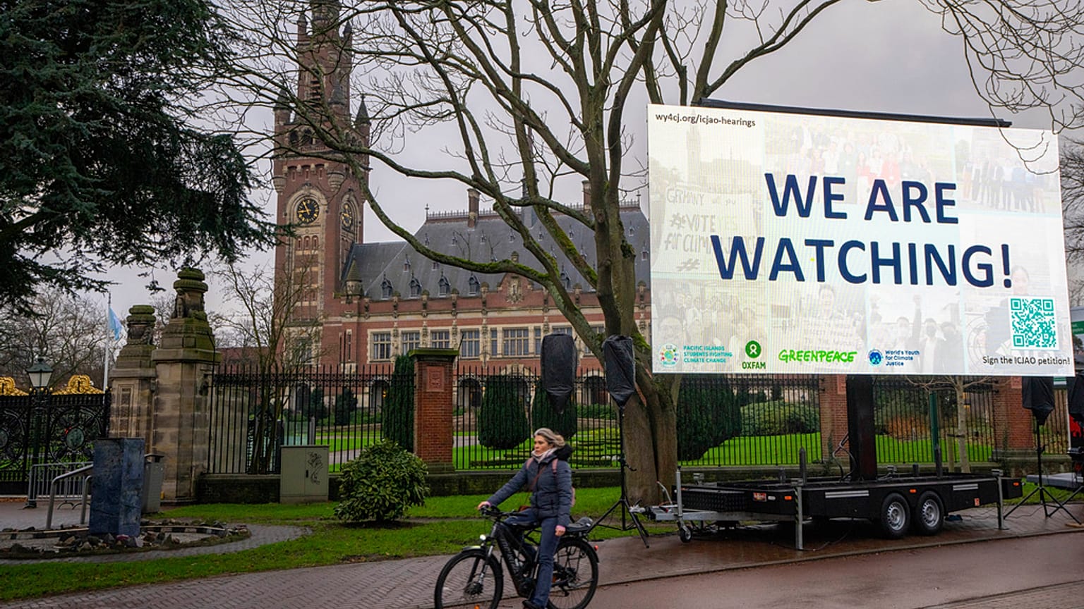 billboard proklimatyczny przed Międzynarodowym Trybunałem Sprawiedliwości w Hadze w Holandii