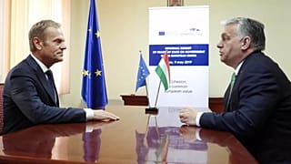 رئيس المجلس الأوروبي دونالد تاسك يتحدث مع رئيس الوزراء المجري فيكتور أوربان خلال اجتماع قبل قمة الاتحاد الأوروبي في سيبيو، رومانيا، الخميس 9 مايو 2019.