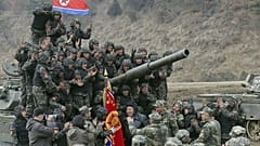 Le président nord-coréen Kim Jong-un parmi les soldats