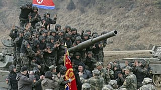 O presidente norte-coreano Kim Jong-un entre soldados