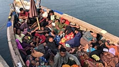 Trincomalee'deki limanda, bir balıkçı teknesinde mülteciler görülüyor, 20 Aralık 2024