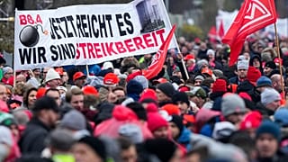 Die VW-Mitarbeitende streiken vor der Zentrale in Wolfsburg, 9. Dezember 2024.