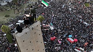 السوريون يواصلون الاحتفال بإسقاط حكومة بشار الأسد في ساحة الأمويين بدمشق، سوريا، الجمعة، 20 ديسمبر 2024.