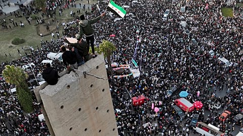 السوريون يواصلون الاحتفال بإسقاط حكومة بشار الأسد في ساحة الأمويين بدمشق، سوريا، الجمعة، 20 ديسمبر 2024.