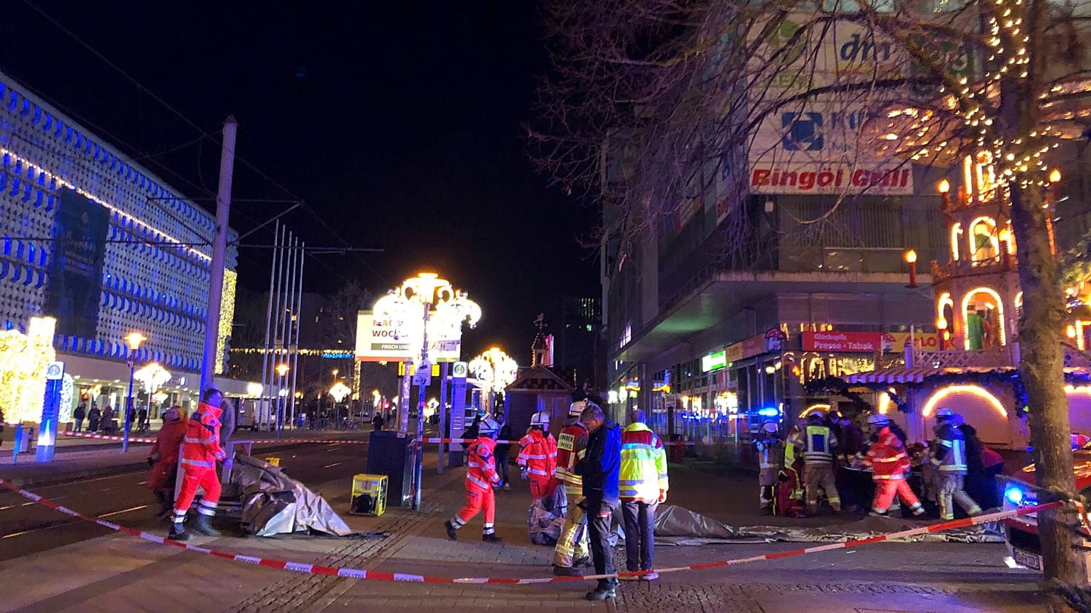 Les services d'urgence interviennent sur un marché de Noël à Magdebourg, le 20 décembre 2024. 