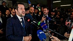 Le vice-Premier ministre italien Matteo Salvini s'adresse aux journalistes alors qu'il quitte un tribunal de Palerme en Sicile, Italie, vendredi 20 décembre 2024.