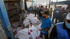 Distribution de farine aux Palestiniens dans un centre de l'UNRWA dans le camp de réfugiés de Nuseirat, 3 décembre 2024.