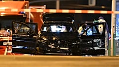La police scientifique examine une voiture endommagée dont les portières sont ouvertes après qu'elle a foncé dans un marché de Noël à Magdebourg, le 21 décembre 2024.