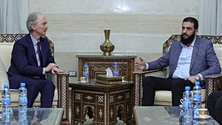 زعيم هيئة تحرير الشام أحمد الشرع خلال لقائه المبعوث الخاص للأمم المتحدة إلى سوريا غير بيدرسون في دمشق 16 كانون الأول ديسمبر 2024