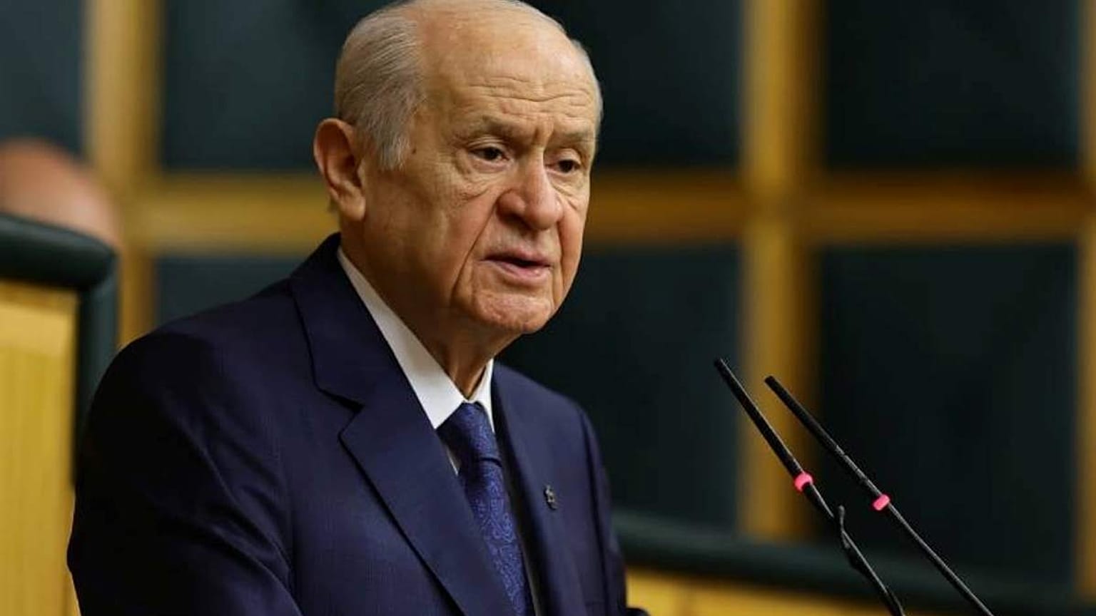 Bahçeli'de Meclis'te konuşma yaparken.
