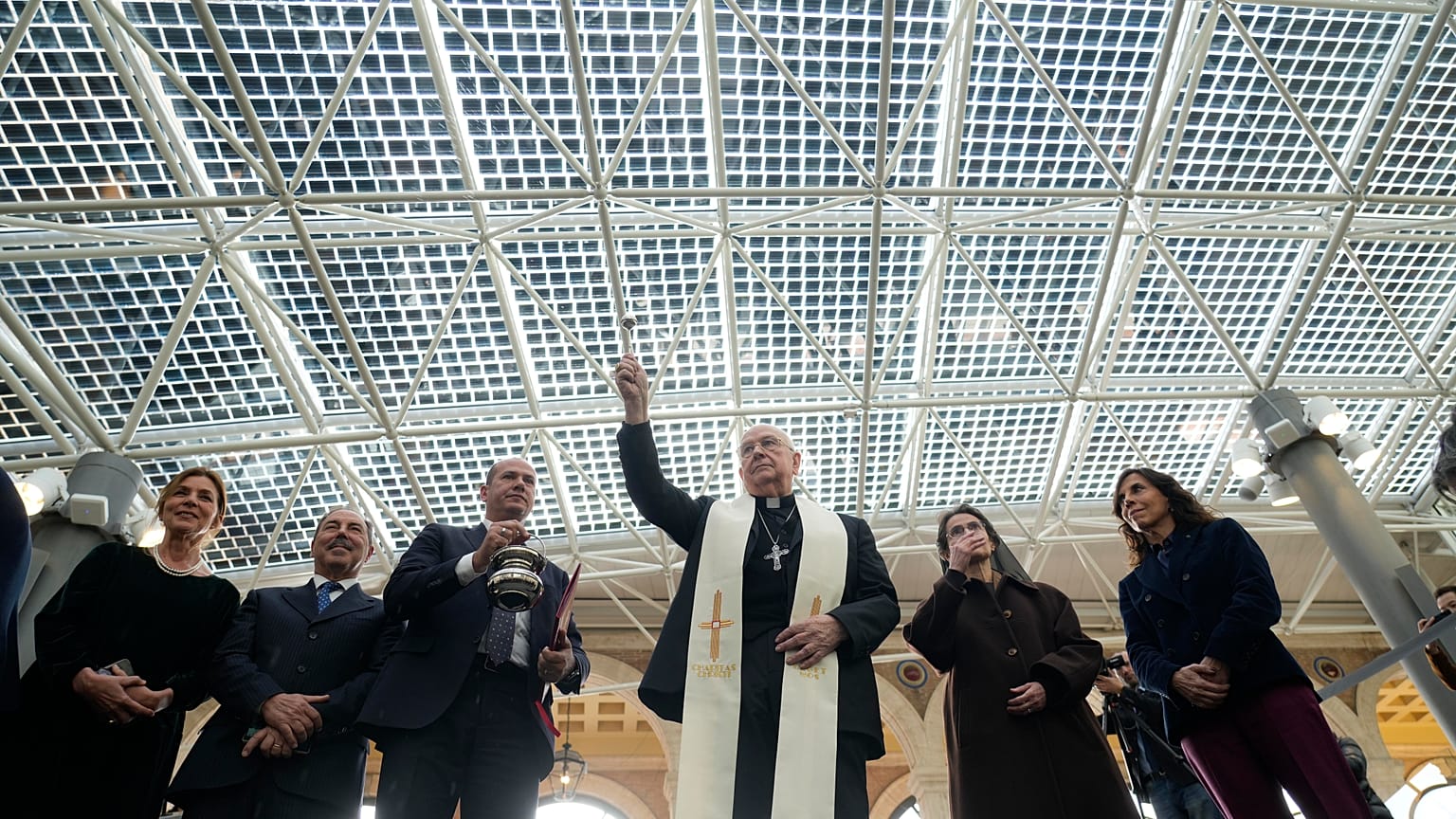 Le cardinal Fernando Vergez Alzaga bénit la nouvelle verrière photovoltaïque à l'entrée des Musées du Vatican, 20 décembre 2024
