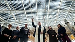 Le cardinal Fernando Vergez Alzaga bénit la nouvelle verrière photovoltaïque à l'entrée des Musées du Vatican, 20 décembre 2024