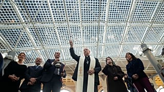 El cardenal Fernando Vergez Alzaga bendice la nueva cubierta de vidrio fotovoltaico a la entrada de los Museos Vaticanos, 20 de diciembre de 2024