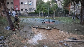 جندي إسرائيلي يراقب الموقع الذي سقط فيه الصاروخ الذي أطلق من اليمن في منطقة يافا، في تل أبيب، إسرائيل، السبت 21 ديسمبر 2024