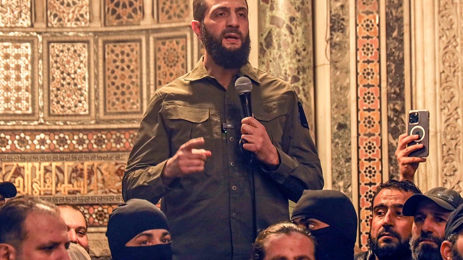 أحمد الشرع، المعروف أيضًا باسم أبو محمد الجولاني، يتحدث في المسجد الأموي في دمشق، سوريا، الأحد 8 ديسمبر/كانون الأول 2024.
