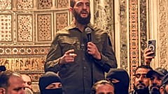  أحمد الشرع، المعروف أيضًا باسم أبو محمد الجولاني، يتحدث في المسجد الأموي في دمشق، سوريا، الأحد 8 ديسمبر/كانون الأول 2024.