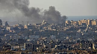 تصاعد الدخان عقب قصف إسرائيلي عنيف على قطاع غزة، الأربعاء 18 ديسمبر 2024.
