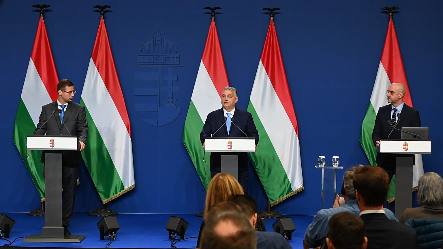 Gulyás Gergely Miniszterelnökséget vezető miniszter, Orbán Viktor miniszterelnök és Kovács Zoltán, nemzetközi kommunikációért és kapcsolatokért felelős állíamtitkár