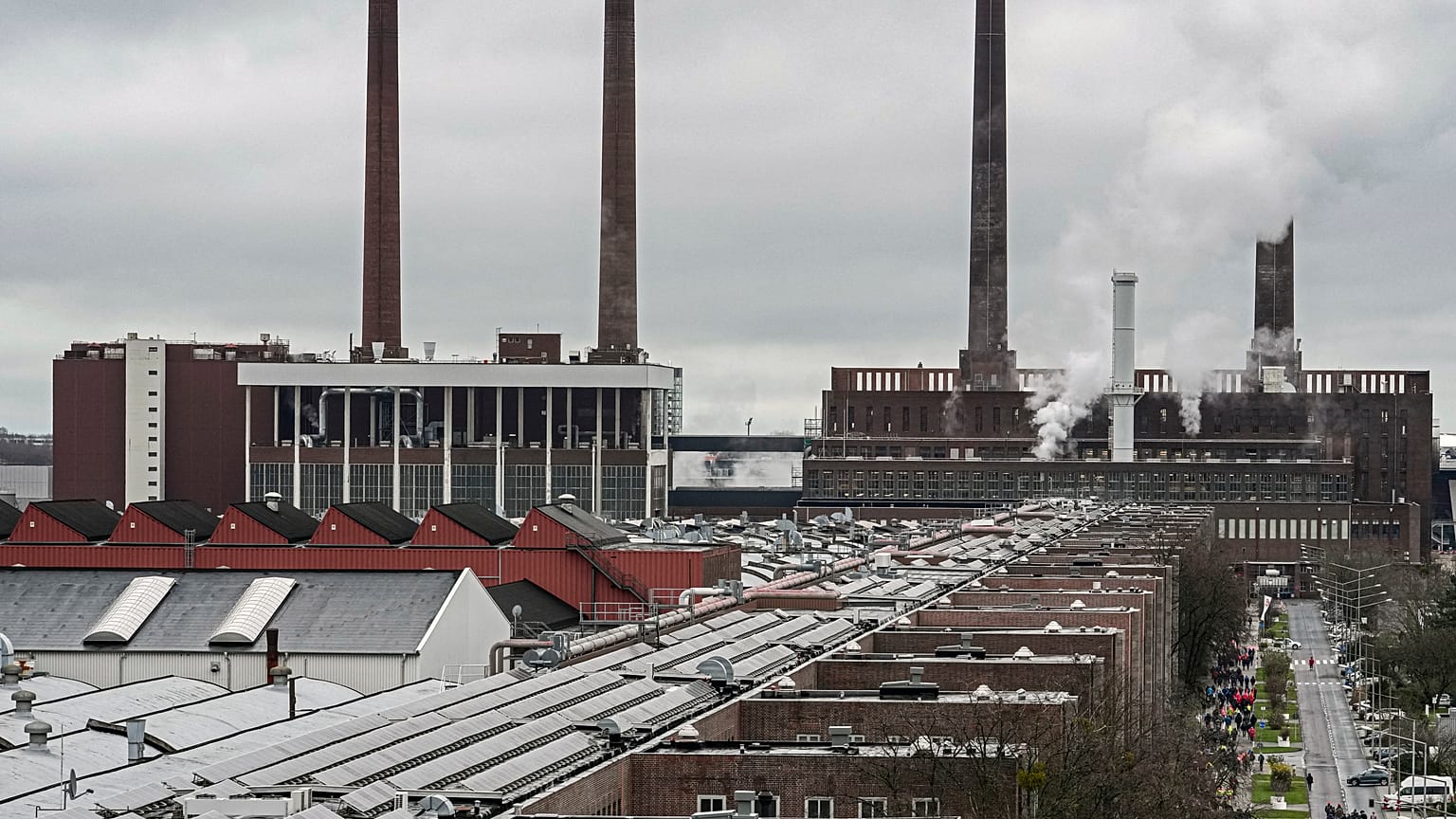 Almanya'nın Wolfsburg kentinde, Alman otomobil üreticisi VW çalışanlarının grevi sırasında Volkswagen'in ana fabrikası görülüyor, 9 Aralık 2024.