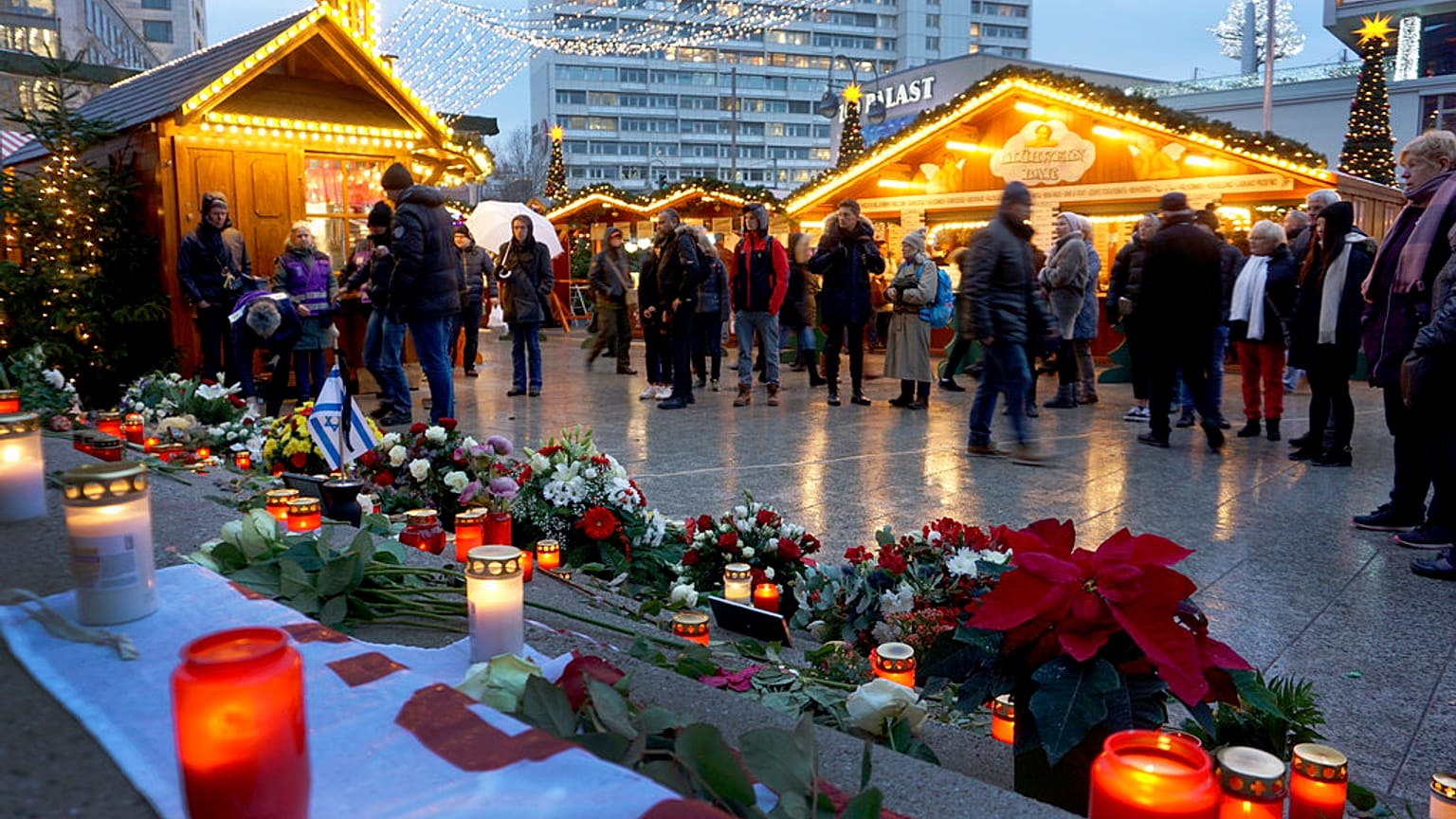 Velas arden en un lugar conmemorativo en el mercado navideño de Berlín, Alemania, el 19 de diciembre de 2018 para honrar a las víctimas del ataque terrorista en el mercado navideño