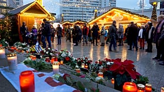 Berlin, Almanya'daki Noel pazarında 19 Aralık 2018 tarihinde Noel pazarı terör saldırısı kurbanlarını anmak için mumlar yakıldı