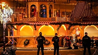 Des agents de sécurité se tiennent devant un marché de Noël bouclé après qu'une voiture a percuté une foule de personnes, à Magdebourg, en Allemagne,