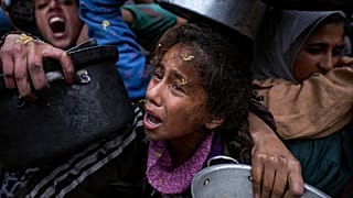 فتاة فلسطينية تكافح من أجل الحصول على الطعام في مركز توزيع في خان يونس، قطاع غزة، الجمعة، 20 ديسمبر 2024