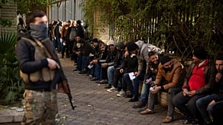 نظامیان رژیم اسد برای دریافت کارت شناسایی جدید در مقابل مراکز آشتی انتظار می‌کشند 