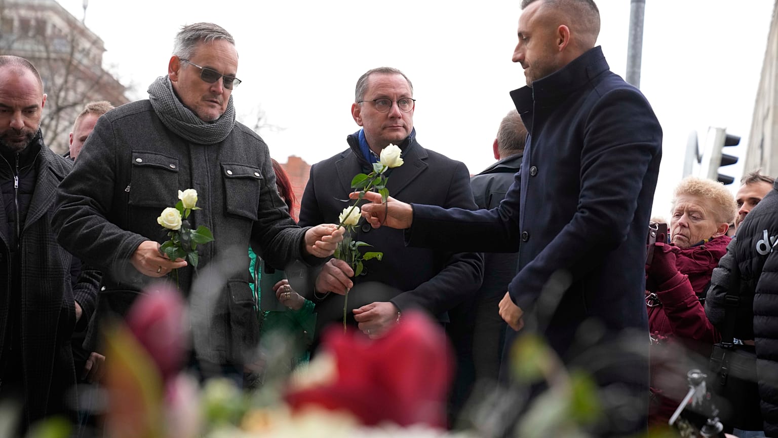 Le chef du parti AfD, Tino Chrupalla, rend hommage aux victimes devant l'église Saint-Jean à Magdebourg.