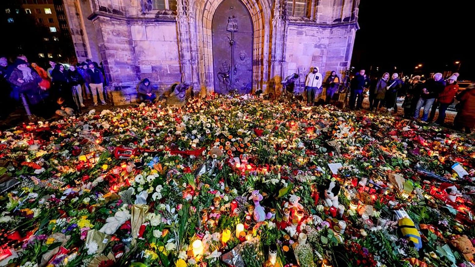 fiori davanti alla cattedrale di Magdeburgo