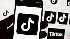 Le logo de TikTok est affiché sur un téléphone portable devant un écran d'ordinateur à Boston, le 14 octobre 2022.