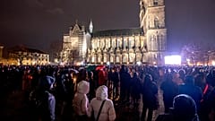 Des personnes assistent à un service commémoratif à l'extérieur de la cathédrale près du marché de Noël, où une voiture a foncé dans la foule vendredi soir, 21 décembre 2024.