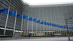 Les drapeaux de l'Union européenne devant le siège de l'UE à Bruxelles, 5 avril 2024.