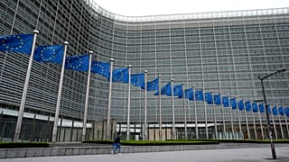 Banderas de la Unión Europea ondean al viento frente a la sede de la UE en Bruselas, 5 de abril de 2024.