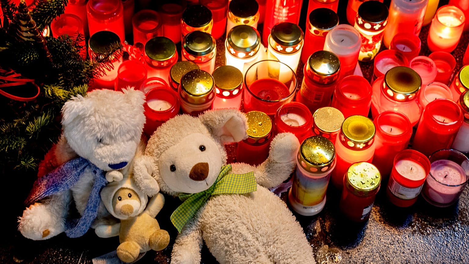 Flores y velas en Magdeburgo para recordar a las víctimas del atentado en el mercado navideño