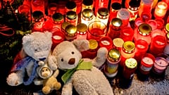 Flores y velas en Magdeburgo para recordar a las víctimas del atentado en el mercado navideño