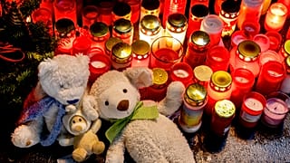 Flores y velas en Magdeburgo para recordar a las víctimas del atentado en el mercado navideño