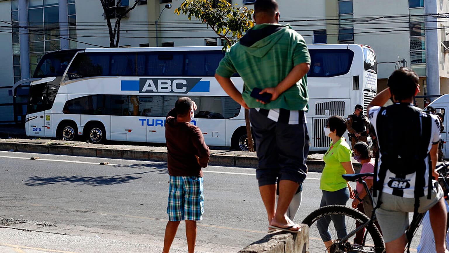 DOSYA - 21 Temmuz 2021, Çarşamba, Brezilya, Belo Horizonte'de bir polis karakolunun önüne park edilmiş otobüs, 