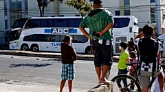 DOSYA - 21 Temmuz 2021, Çarşamba, Brezilya, Belo Horizonte'de bir polis karakolunun önüne park edilmiş otobüs, 