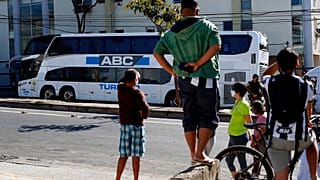 DOSYA - 21 Temmuz 2021, Çarşamba, Brezilya, Belo Horizonte'de bir polis karakolunun önüne park edilmiş otobüs, 