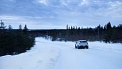 El EX30 totalmente eléctrico de Volvo se enfrenta a las carreteras invernales.