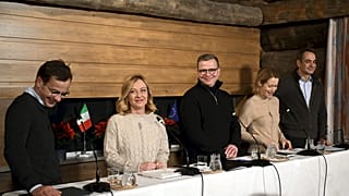 Führende Politiker aus Nord- und Südeuropa nehmen an einer Pressekonferenz während des Nord-Süd-Gipfels in Finnland teil.