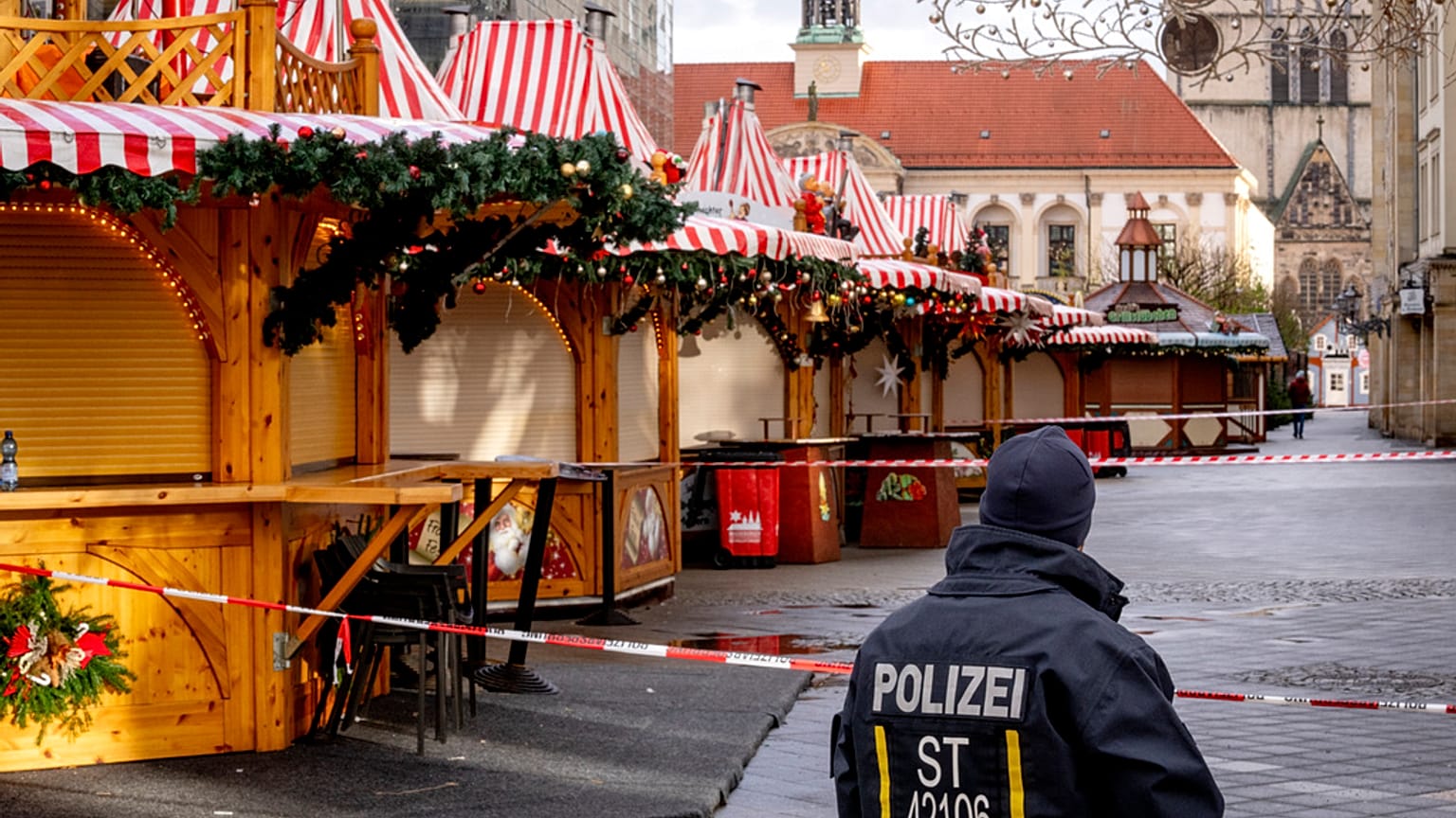 Policjant pilnuje jarmarku bożonarodzeniowego w Magdeburgu, Niemcy, w niedzielę rano, 22 grudnia 2024 r. (AP Photo/Michael Probst)