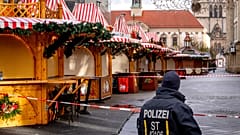 Un policier surveille le marché de Noël, où une voiture a foncé dans la foule vendredi soir, à Magdebourg, en Allemagne, dimanche matin, 22 décembre 2024.