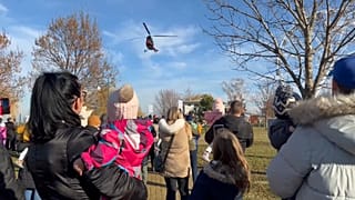 Le Père Noël arrive en hélicoptère sur la plage de Siófok, sur les rives du lac Balaton.