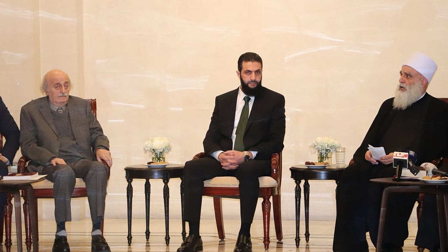 جنبلاط يصل إلى دمشق برفقة وفد لبناني ويجتمع بأحمد الشرع