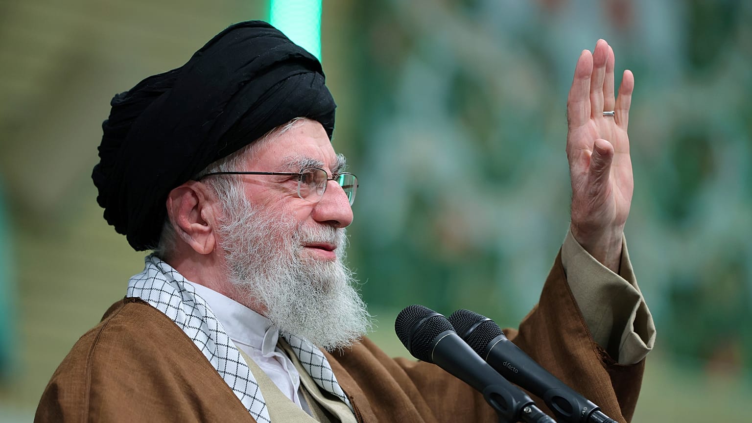 المرشد الأعلى آية الله علي خامنئي يلوح للحشد خلال اجتماع في طهران، إيران، الأحد، 22 ديسمبر/كانون الأول 2024