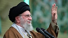 المرشد الأعلى آية الله علي خامنئي يلوح للحشد خلال اجتماع في طهران، إيران، الأحد، 22 ديسمبر/كانون الأول 2024