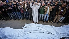 Les Palestiniens prient devant les corps des victimes d'une attaque israélienne sur une maison samedi avant les funérailles à l'extérieur de l'hôpital des martyrs d'Al-Aqsa à Deir al-Balah, le 22 décembre 2024.